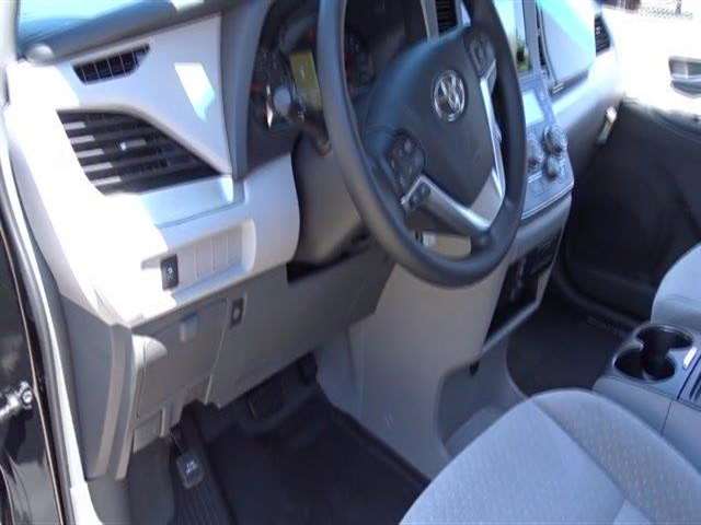 Toyota Sienna 2017 photo 21